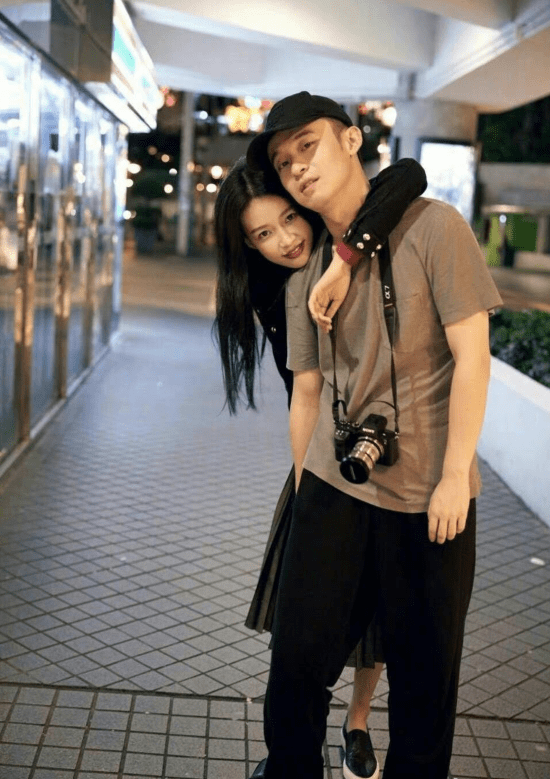 孙怡董子健离婚,刘昊然周冬雨传绯闻,毫无征兆地两个瓜赶一起了_网友