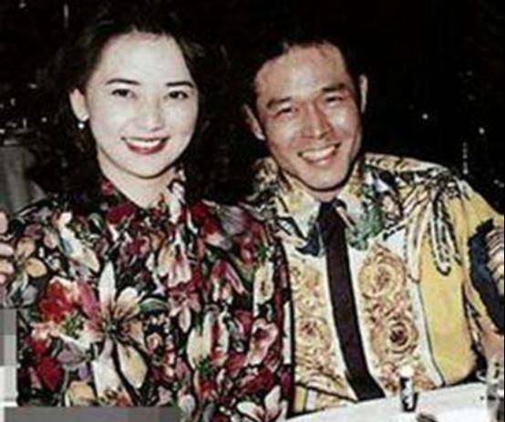 原创31年前楼上突然起火胡中慧被大火烧伤后让她走上放纵的道路