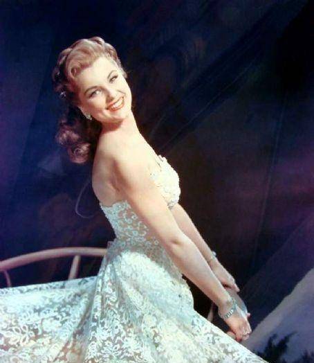 有钱自然有美人,1946年,孔令杰娶了美国漂亮女影星黛布拉·佩吉特为妻