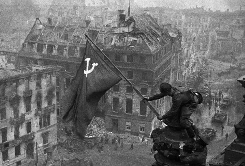 苏联红军攻入柏林市中心,将苏维埃的红旗插在了国会大厦的楼顶,希特勒