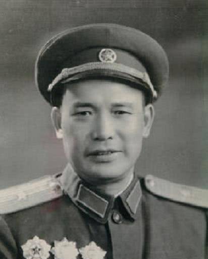 叶长庚是浙江开化人,在抗战时期曾担任过晋察冀军区第4军分区副司令员