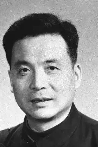 1985年,杨振宁问邓稼先:你搞出了两弹,得到多少奖金?