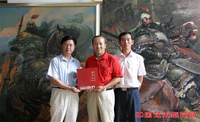 图 在北京王可伟画室,文化学者朱正明(左)向王可伟先生(中)赠送《世