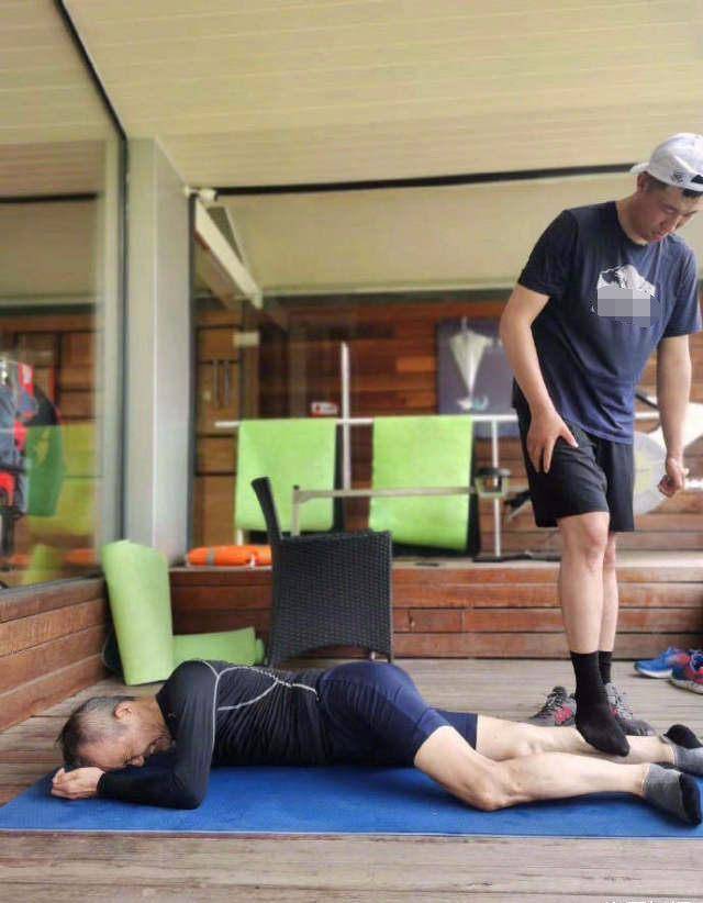王石练瑜米乐M6 M6米乐伽被强壮男踩背部疼痛流汗后超舒服田朴珺看了要心疼(图3)
