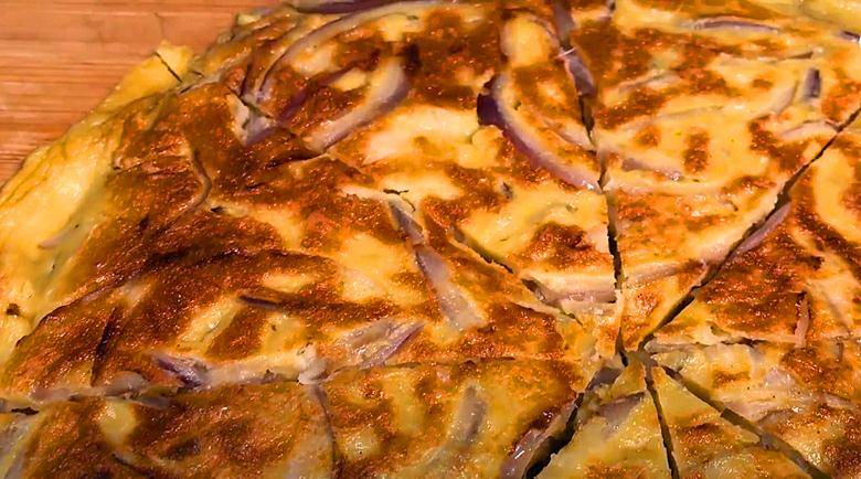 美味好吃的洋葱早餐饼就做好啦。吃起来特别的好吃，而且特别的有营养。