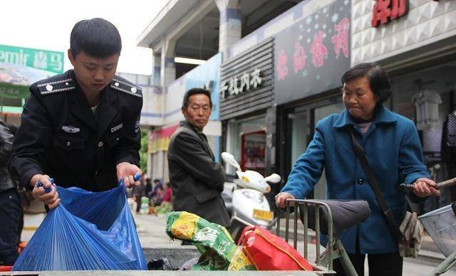 打不还手？城管将摊贩按地上并用脚踩头喊话：不打我我就铺开