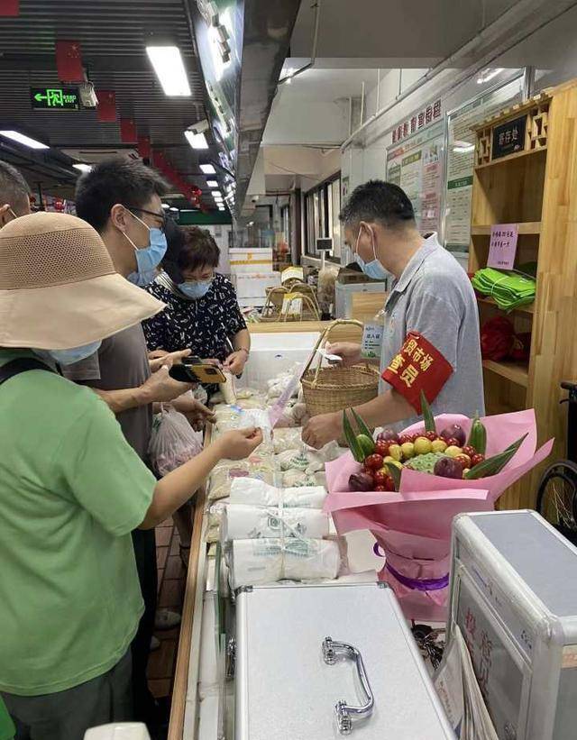 论浪漫，你可能还比不上菜场，杭州一农贸市场买菜送蔬菜花、生果花