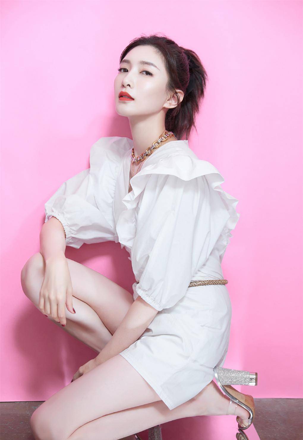 爱游戏ayx江疏影真奢华穿裤裙配拇指粗“金链子”秀时尚长腿时尚又迷人(图5)