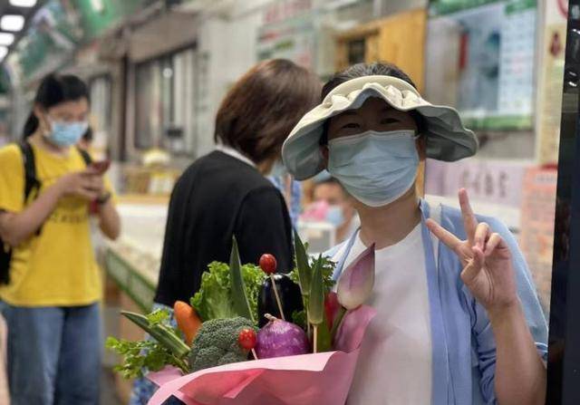 论浪漫，你可能还比不上菜场，杭州一农贸市场买菜送蔬菜花、生果花