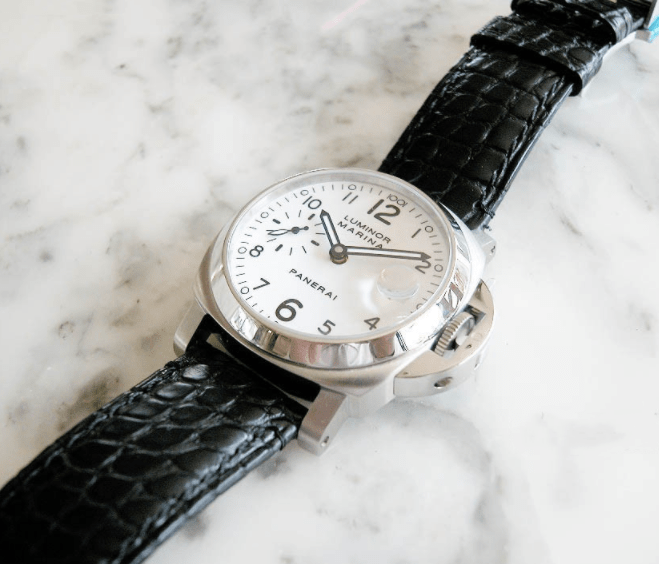 ��ҹ�����Һ�ɫ�۾�����ȴƫ����ɫ���̵����