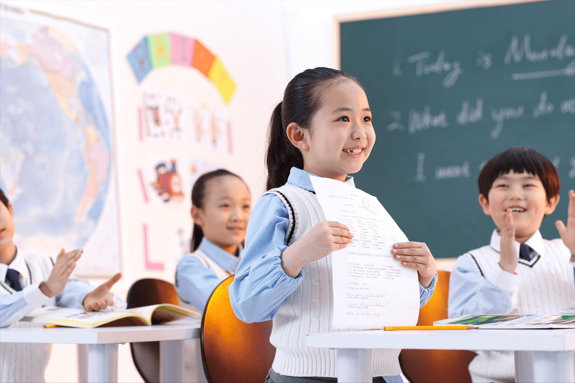 伴侣问寒假给一年级的孩子看什么书，语文教师给的书单值得保藏