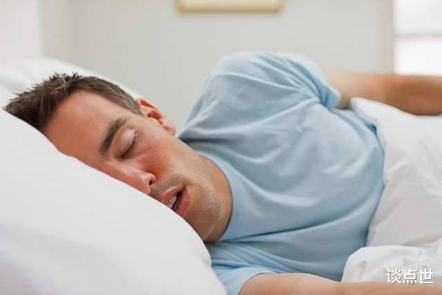 英国医生分享了三个助眠技巧，可以帮助人们在几分钟内入睡