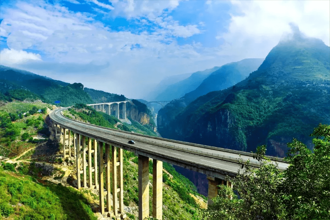 同样是高速公路，为何美国高速免费，而中国高速却要收费？