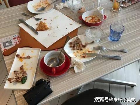 几口饭就走了。我看着满桌子的杯盘狼藉，看着吃剩的蛋糕，我老泪纵横。