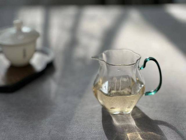 传统工艺白茶是绿色，新工艺白茶是五彩色？这样划分正确吗?？