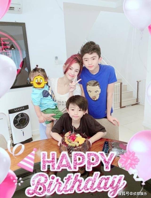 原创张柏芝与次子同框像姐弟，13岁小Q黑超遮面，比爸爸谢霆锋还帅