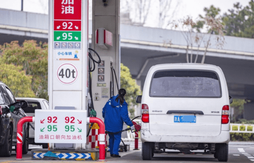 “油价下调” 人民日报崔斌：是今年第四次油价调整了！