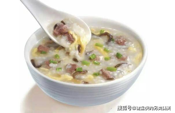 “补钙吃得好，腿脚走得好”，中老年多吃那道猪肝，90岁大步流星