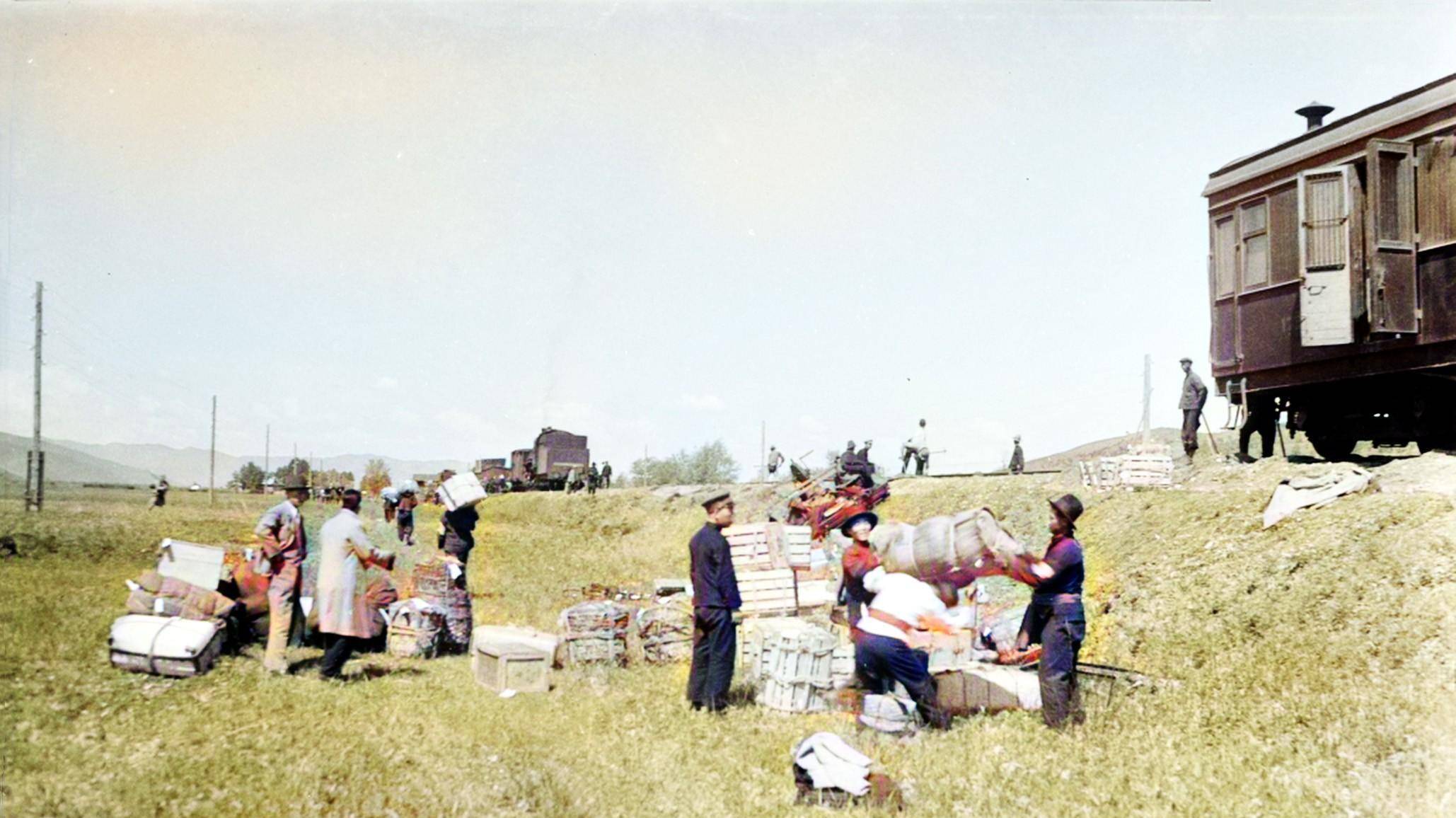 1935年，美国人在满洲里遭遇火车出轨，用相机拍摄下其时的情景