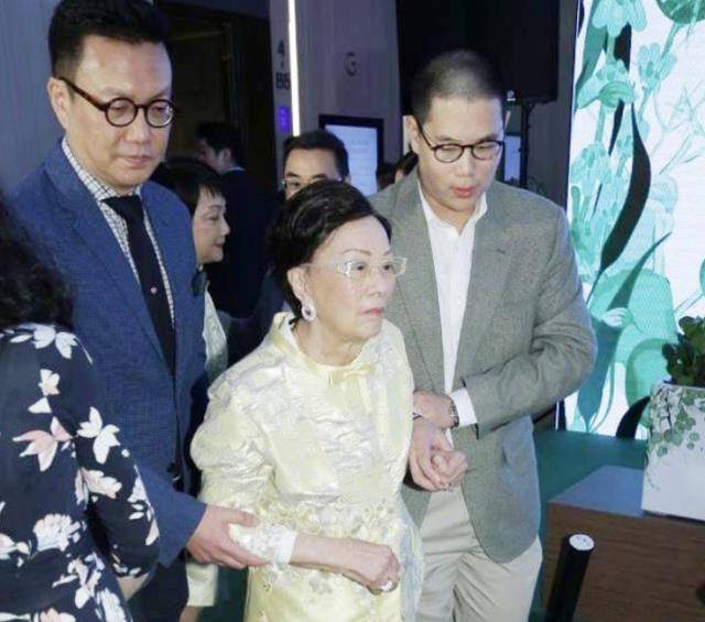 ������������£�һ�����۾ͼ����򣬲��ϴ����ڵĵ����� ...