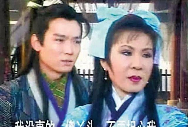 40岁董洁演18岁高中生，违和感满满，女明星“拆嫩”哪家强？