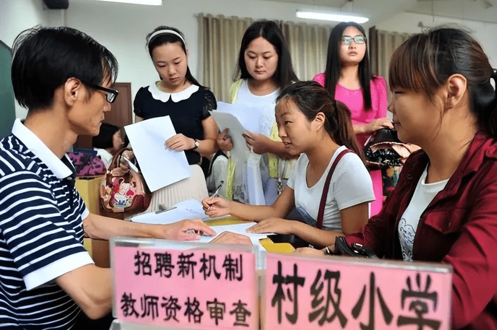 佛系教师将被逐出学校？多地中小学实行将教师退出机造，民怨沸腾