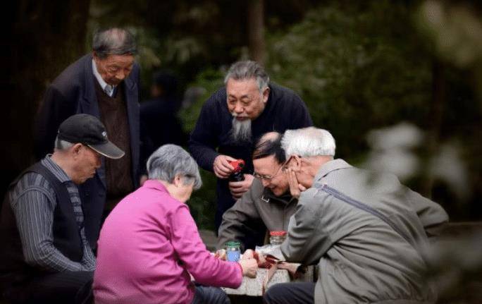 血压升高和牛奶有关系？医生劝告：若想改善血压，尽量远离那2物