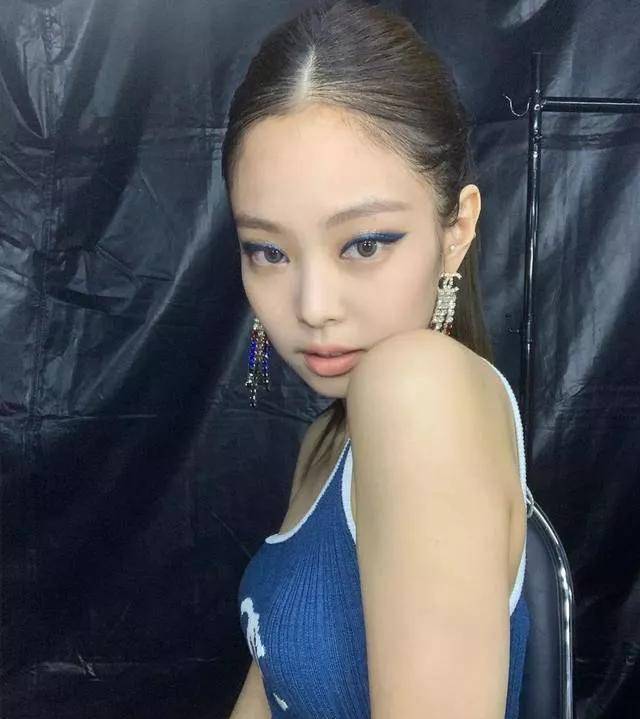 Jennie，披上“香奈儿”战袍，走向顶流之路！