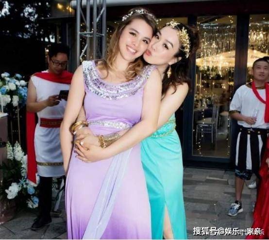 钟丽缇大女儿进入华裔蜜斯选美8强，混血五官尽显高级，气量极佳