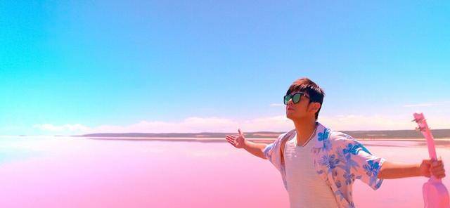 周杰伦新歌〈粉色海洋〉mv萌度升级！5岁儿子romeo俏皮亮相帅弹乌克丽丽