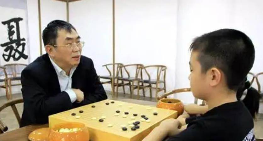 患病前的棋圣聂卫平：一天3包烟，喝白酒加冰块，因委靡得嗜睡症