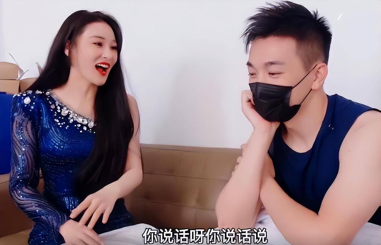 张馨予妇女节晒老公视角秀恩爱，穿红衣开心灿笑，筷子腿吸睛十足