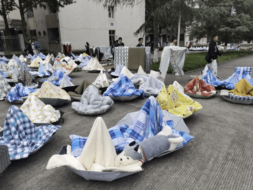 “我看不懂但心生服气”，大学生晒被子是有一套的，教师心悦诚服