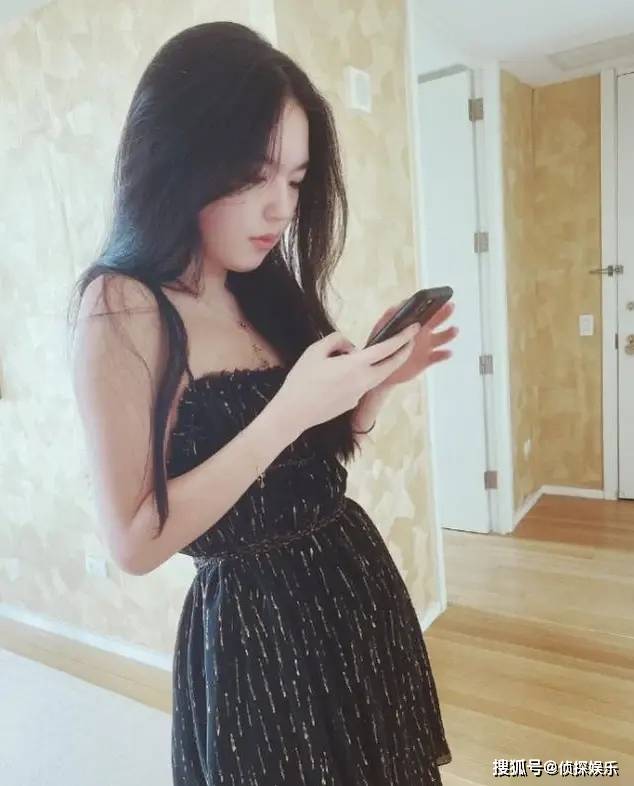 李咏21岁女儿晒近照，穿露腰拆秀马甲线，自信明艳获妈妈哈文称赞