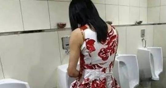 女性洗澡时为什么会站着排尿？别后悔！可能给身体带来2个问题