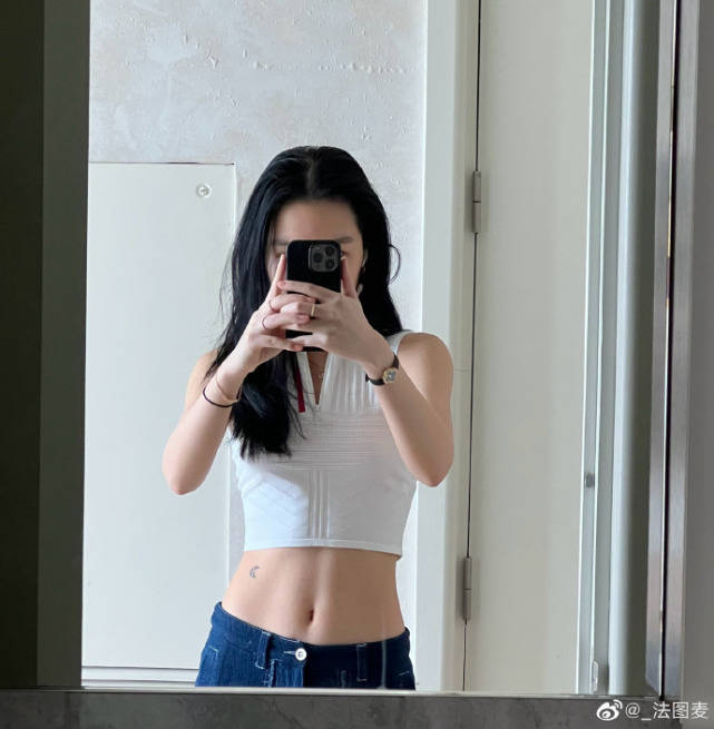 李咏20岁女儿晒最新美照，大秀马甲线小蛮腰，妈妈留言超骄傲