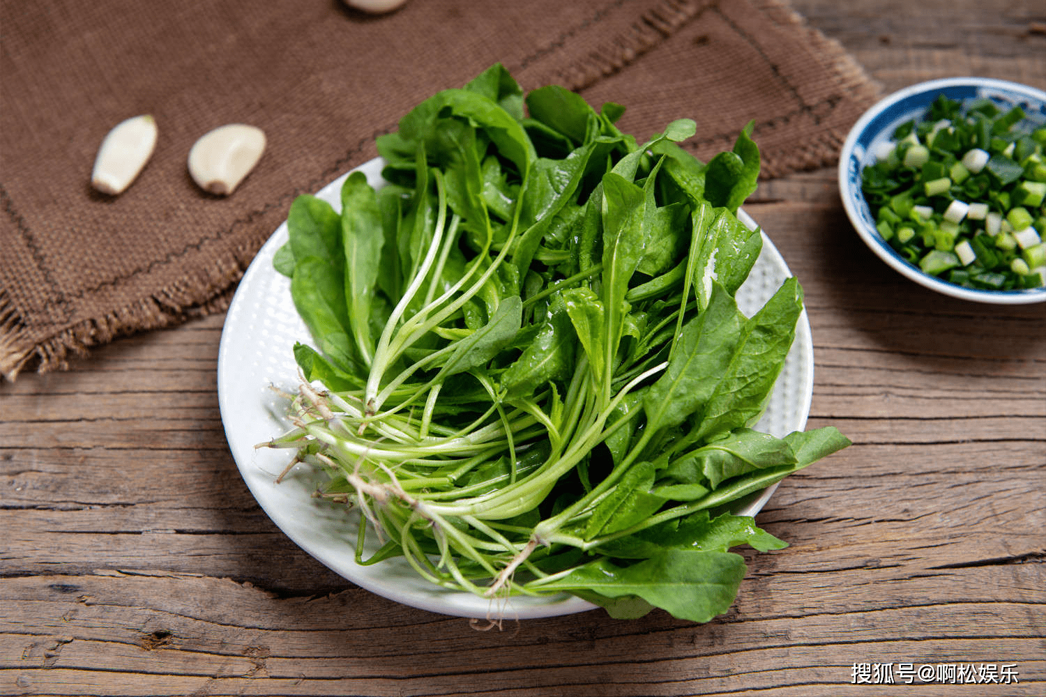 女性50岁后，3种食物要舍得吃，堪称“天然护骨素”，更显年轻！