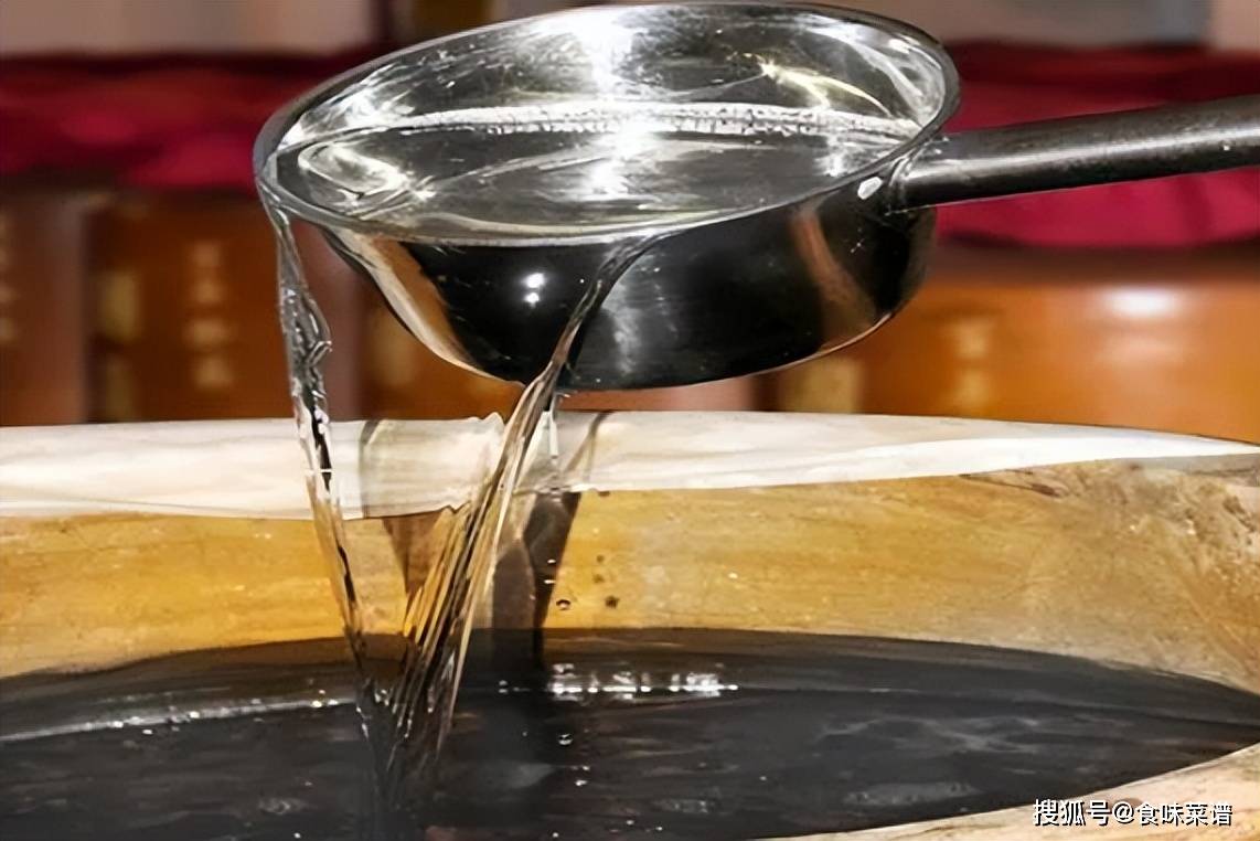 几块钱一斤的散装酒不能喝,百元一斤的是好酒吗?行家:半斤八两