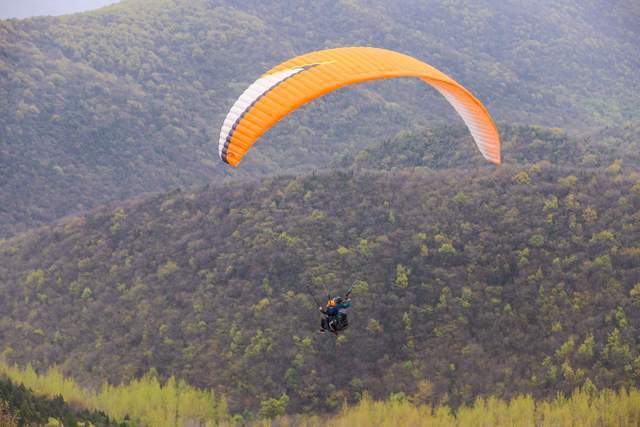 湖北“小武当”，圣境山滑翔基地，一同翱翔蓝天白云