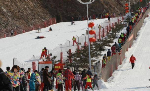 谈球吧体育冬天想去滑雪场玩？看完石家庄这家滑雪场的价目表网友：玩不起(图2)