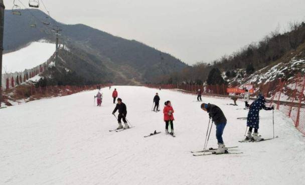 谈球吧体育冬天想去滑雪场玩？看完石家庄这家滑雪场的价目表网友：玩不起(图1)