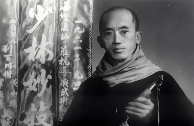 原创
            海灯法师77岁二指禅倒立走红，圆寂多年后，徒弟道出真相：假的