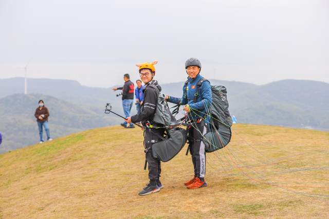 湖北“小武当”，圣境山滑翔基地，一同翱翔蓝天白云