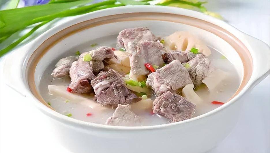 量的嘌呤，喝多了导致尿酸升高，增加痛风的风险，因此不建议喝骨头汤。