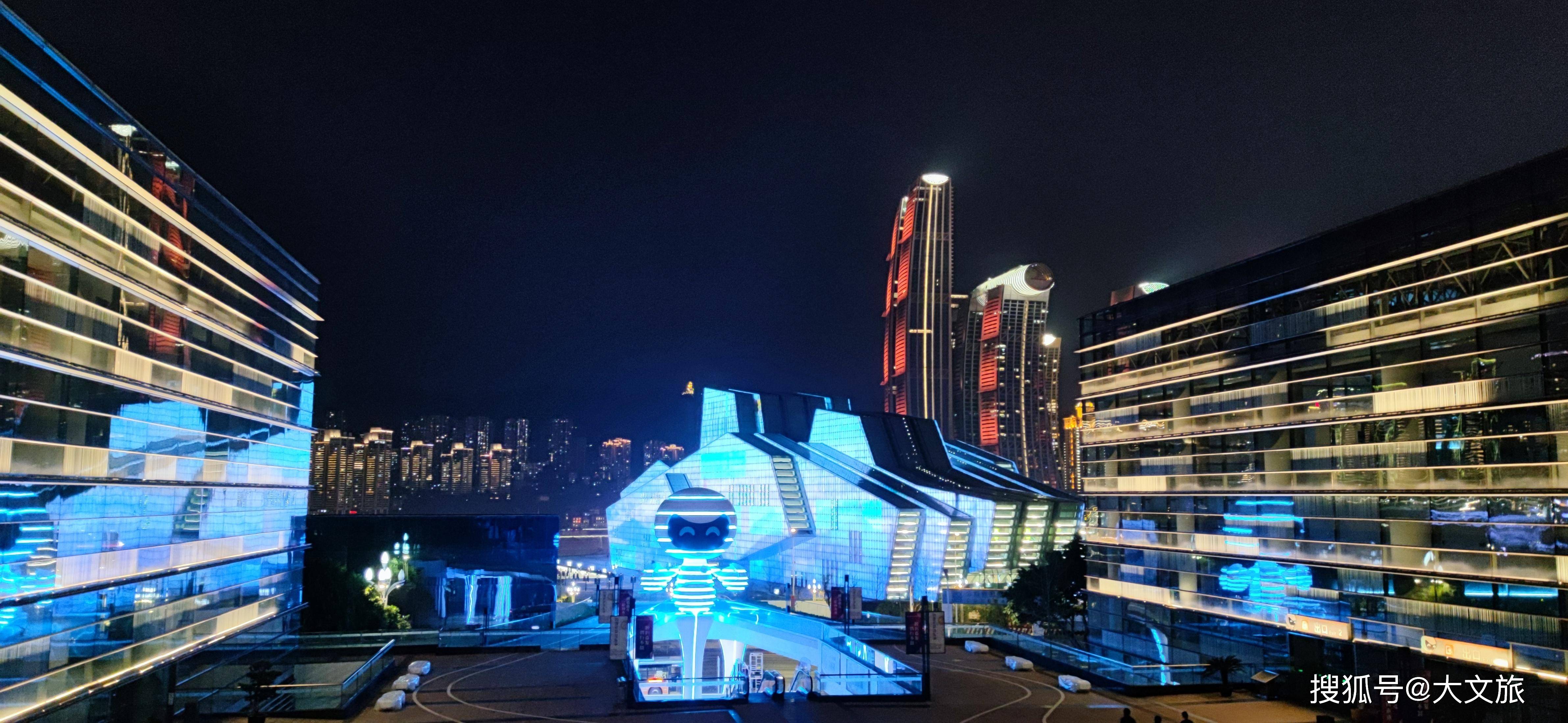 重庆解放碑看夜景：离云南越来越远，离世界越来越近