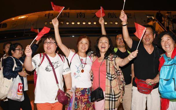 中国游客走出家门后，才会有所发现，世界上有很多友好的国家，他们对中