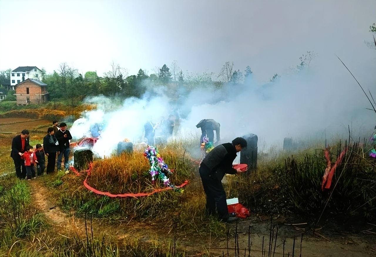 清明祭祖有何讲究？到底是先烧纸，仍是先修坟？年轻人少有人知