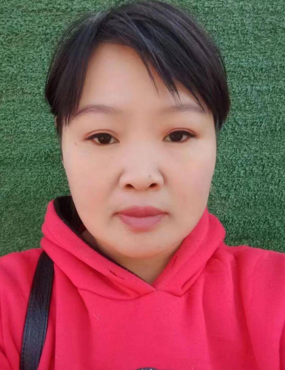 我女儿，3岁，不听劝，哭闹着要和姥爷去看戏，谁晓得一去无回