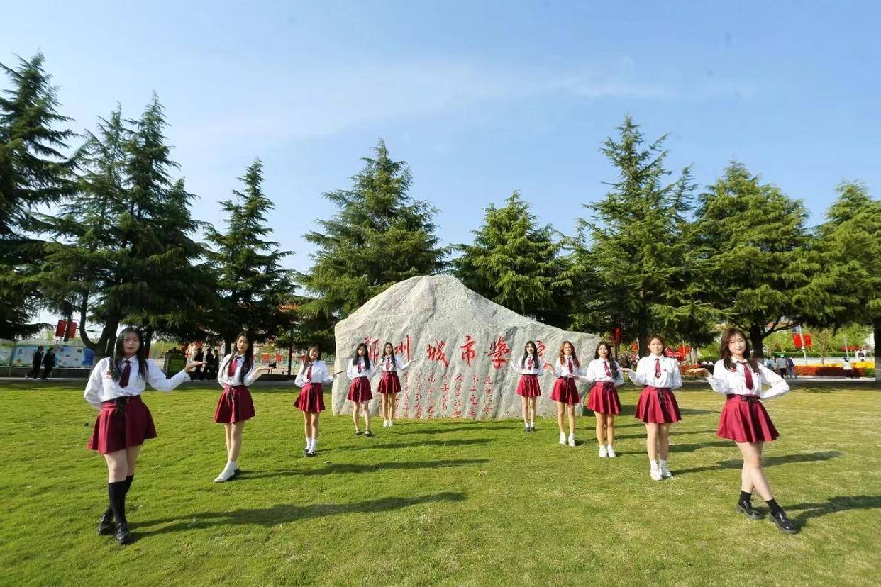 高校领导避雨发言：同站风雨中，引起学生集体不满，学生怒喊下来淋雨