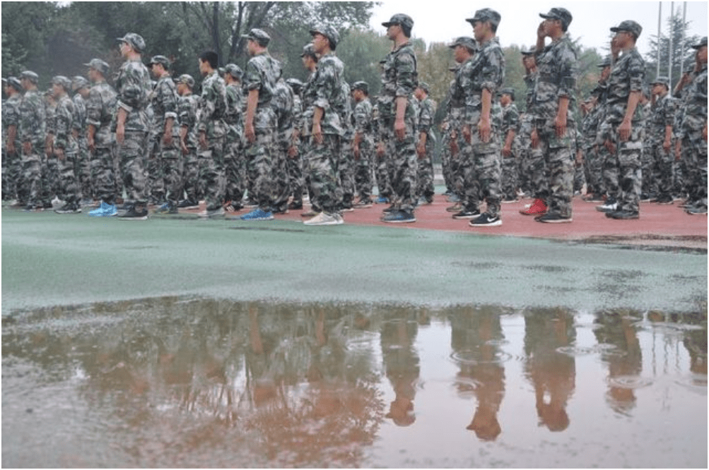 郑州高校领导台上避雨讲话，让学生台下淋雨听讲？校方：断章取义